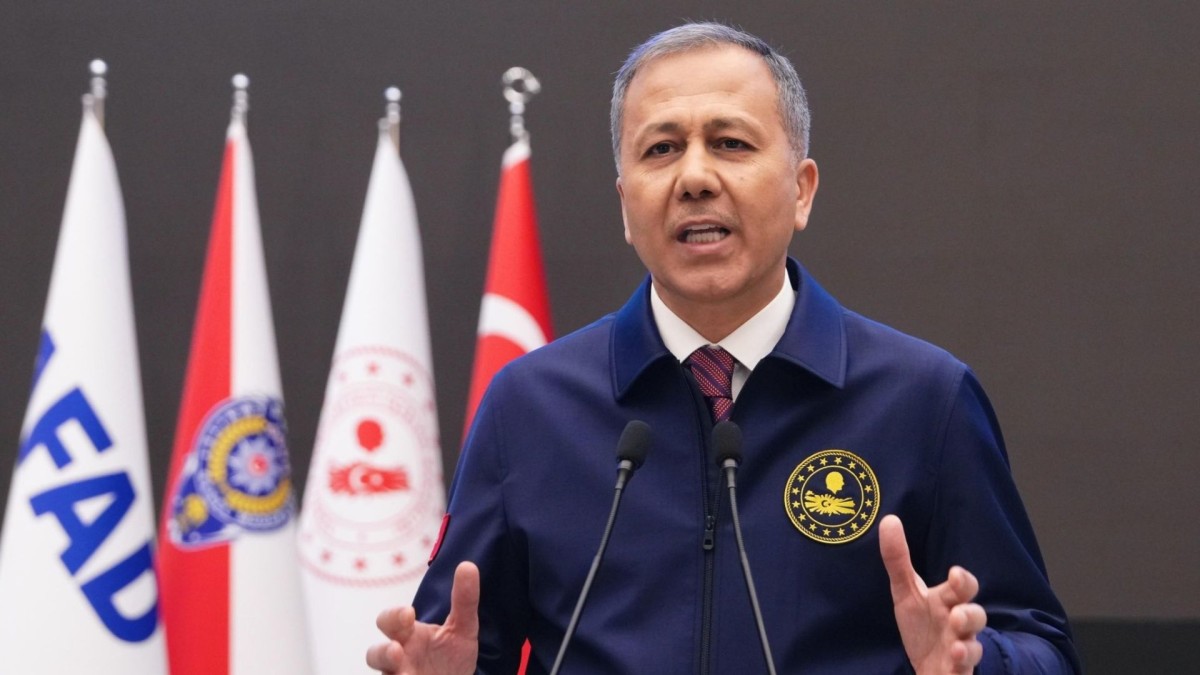 Sındırgı’da deprem: 1 bina yıkıldı, 2 kişi kurtarıldı, 2 kişi için çalışmalar sürüyor